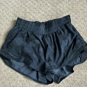 Camo Lululemon Hotty hot shorts low rise 2.5
